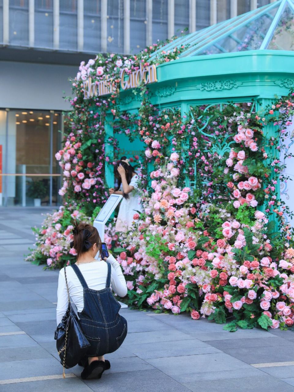 杭州闹市区惊现万朵玫瑰95"浪漫花屋" 7815人们总说 "浪漫的不