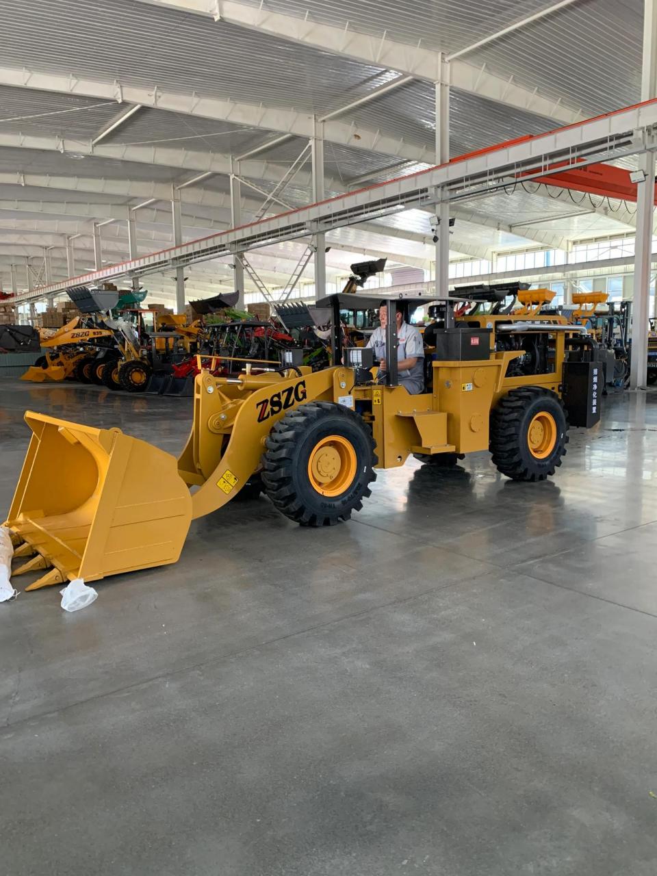 超窄体矿井装载机湿式桥井下铲车带矿安证