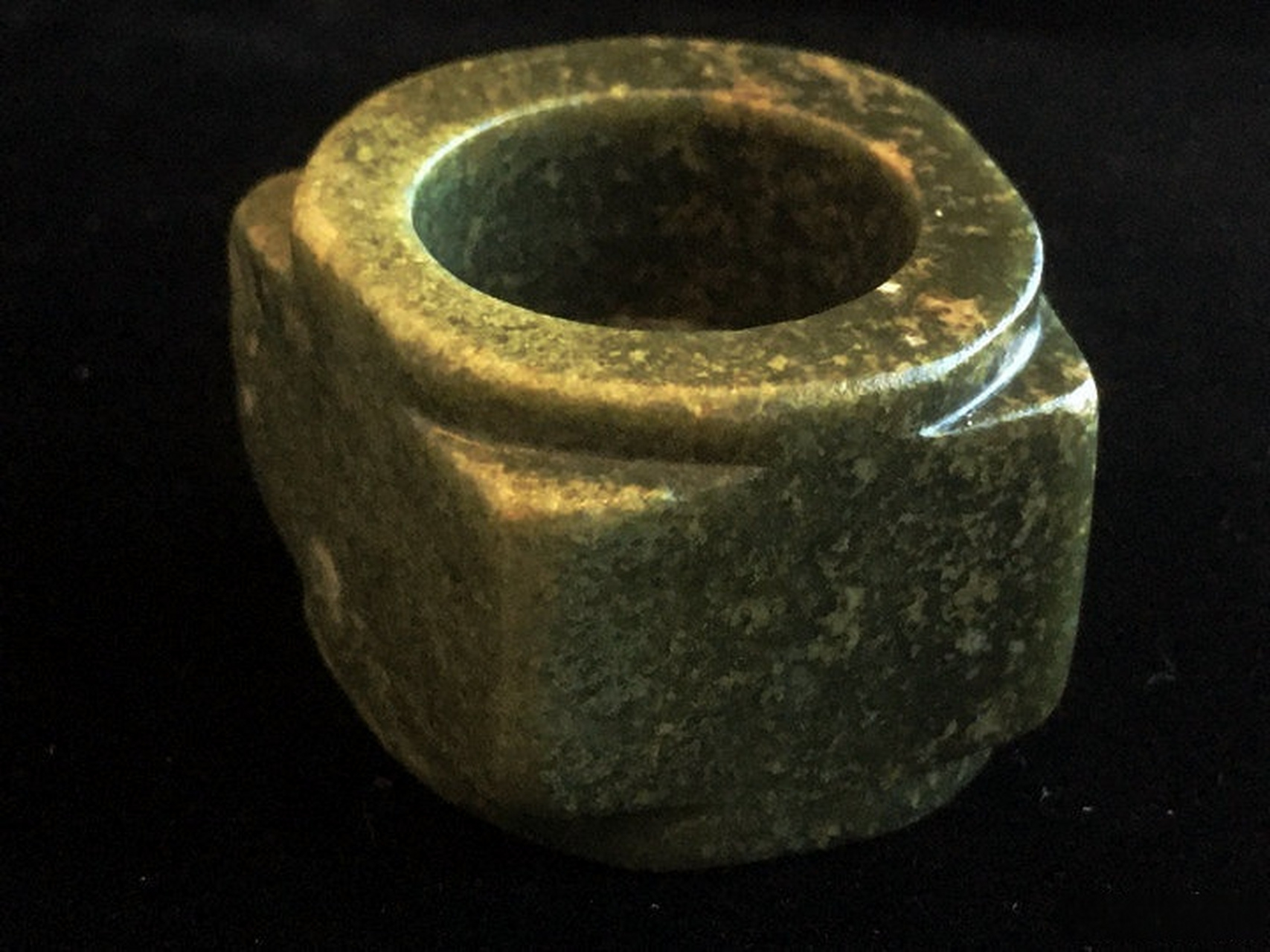 齐家文化和西周的玉琮,实际上很难分别,从玉质上可能是一个方向,但不