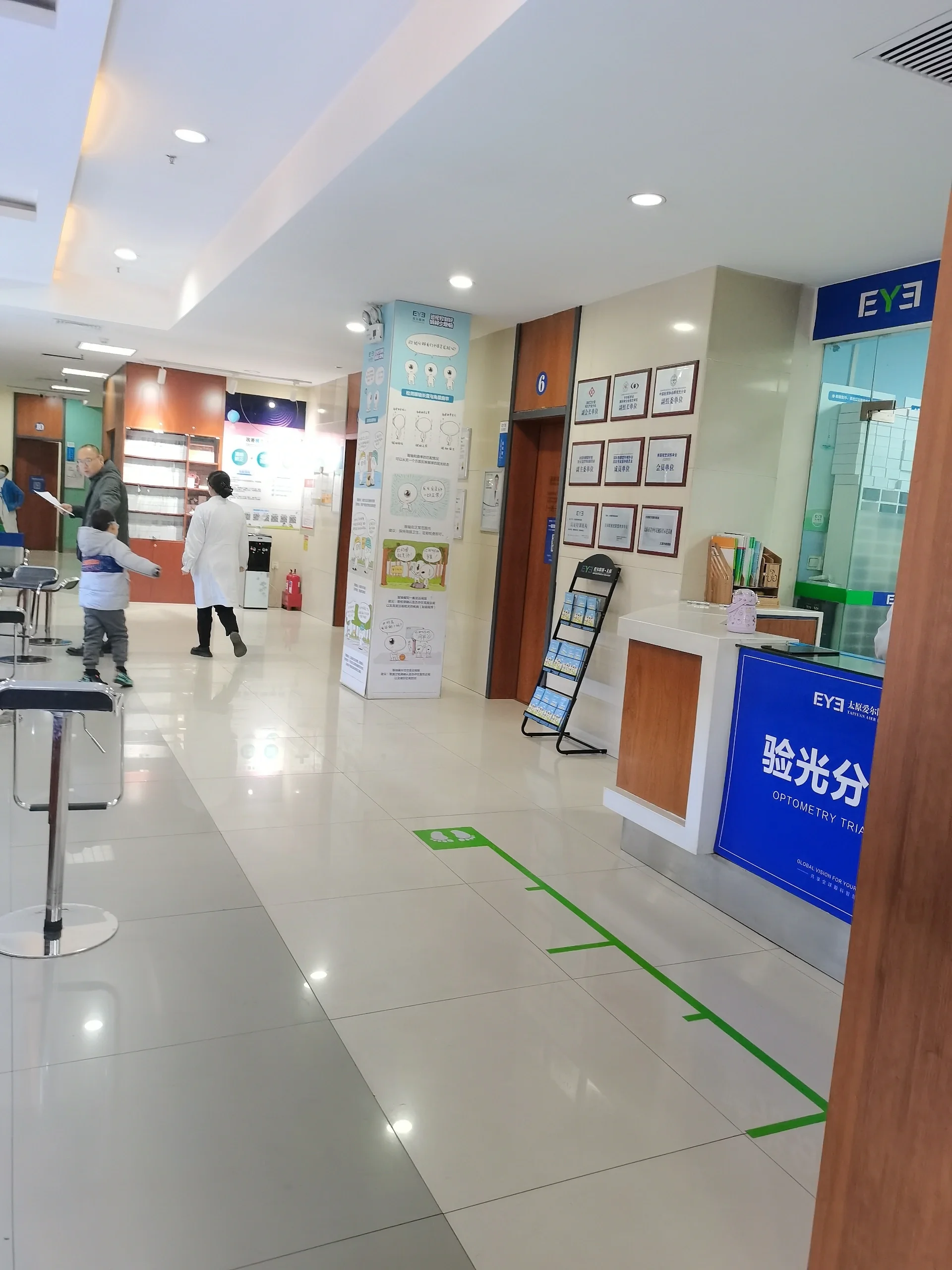 一医一患一陪同,改善视力改善生活就到爱尔眼科医院检查,使所有人无论