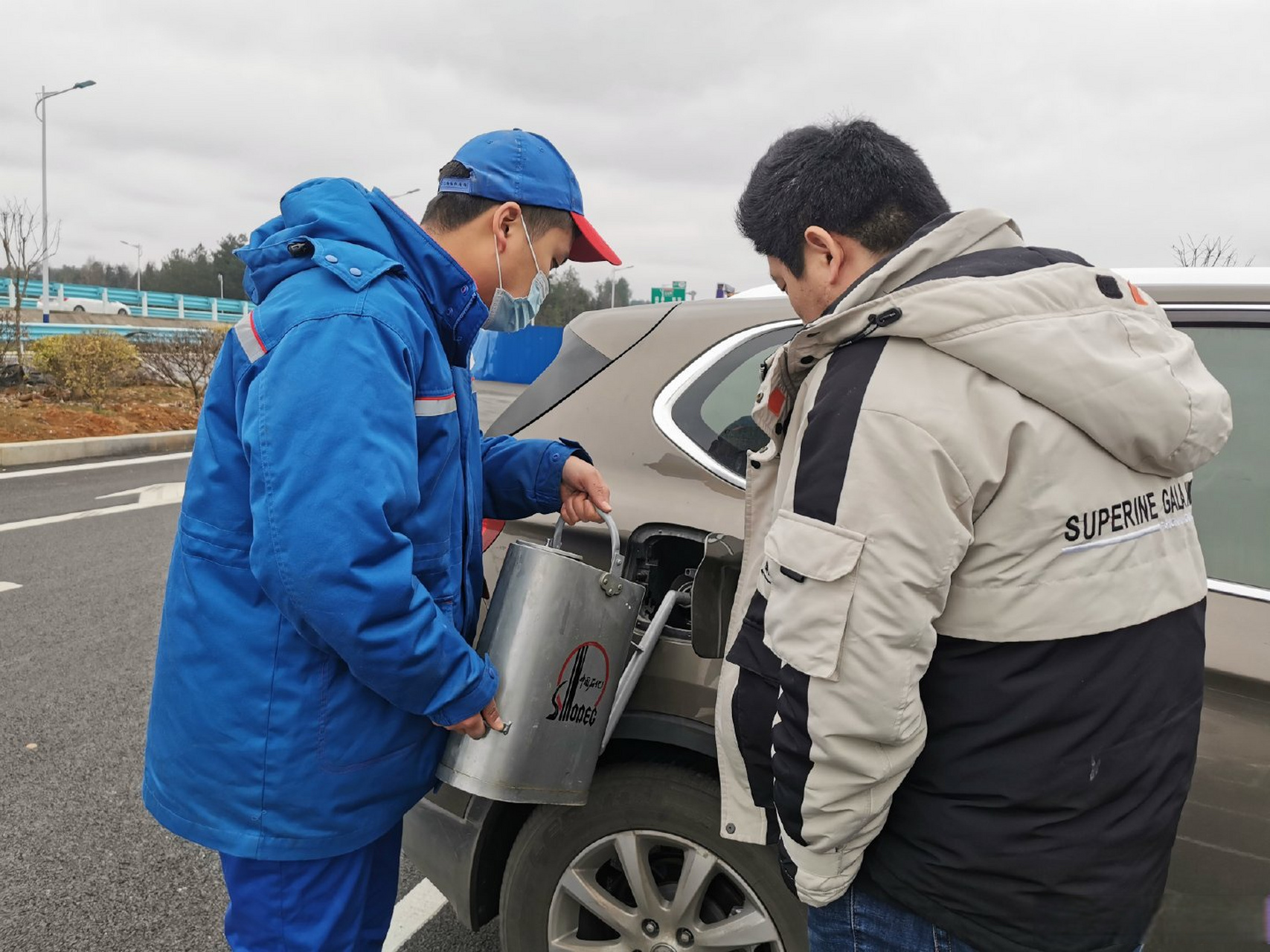 【客户忘记加油,加油站驱车15公里紧急送油】2月12日,中国石化贵州