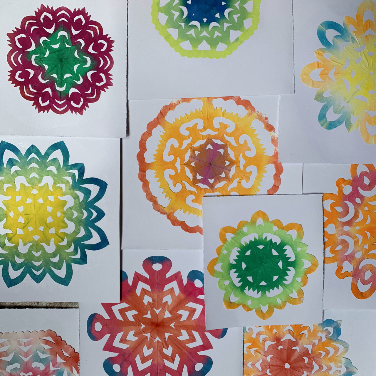 染色团花剪纸 在小红书上看到 很喜欢 所以自己动手做一波 染完剪团花