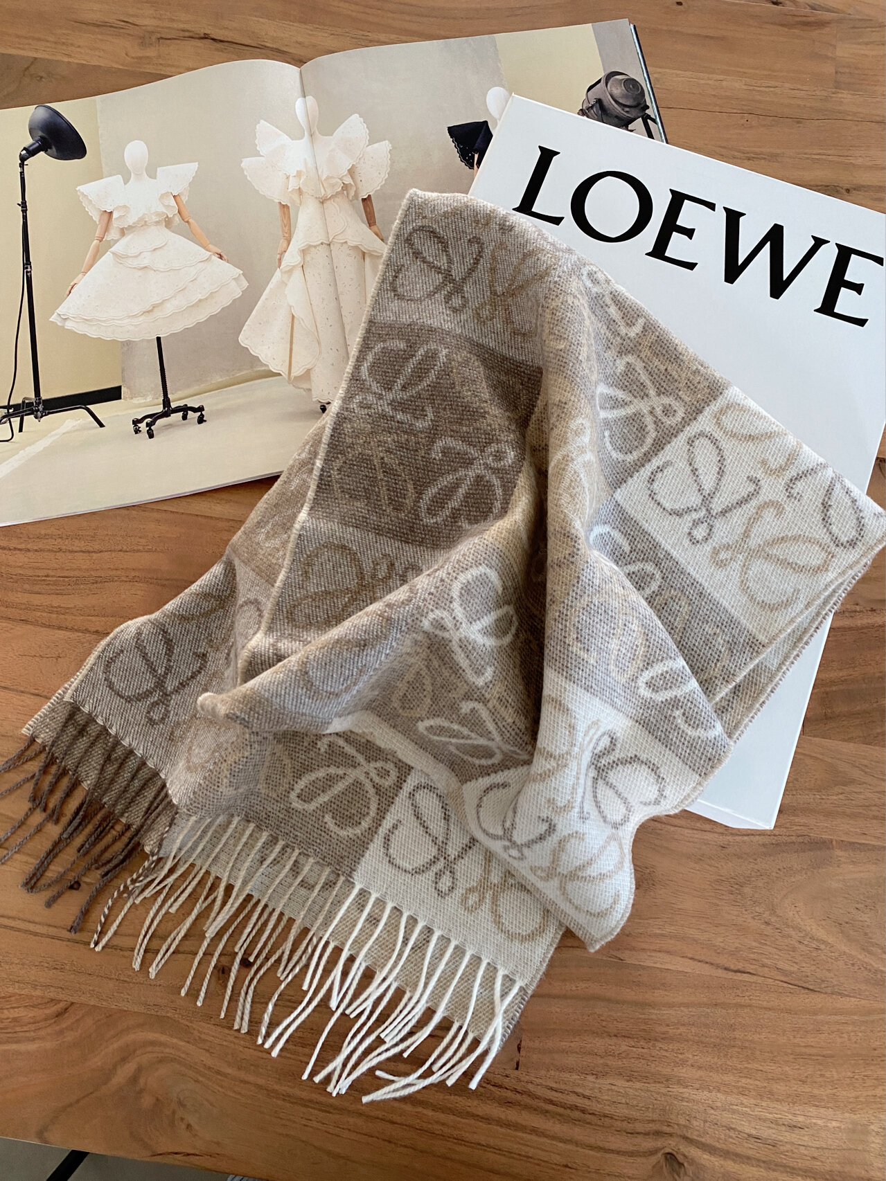loewe 罗意威|温柔奶茶色7515羊绒围巾91