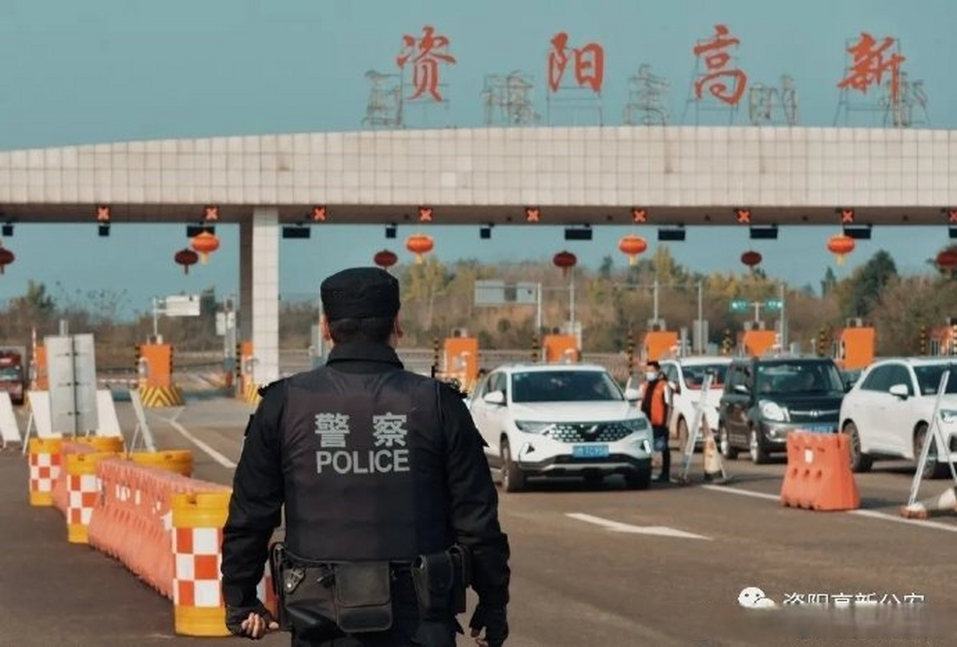 警察的背影,总是很夺目, 就像在黑夜里的点点星光, 时刻为行人照亮