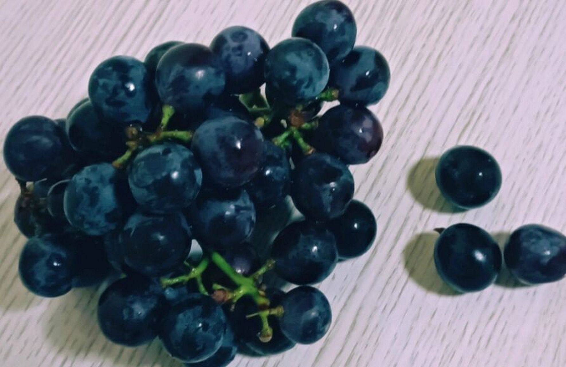 92云南夏黑葡萄个头大,有籽,颜色紫黑,果肉饱满