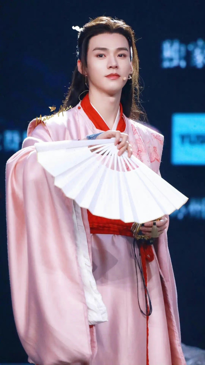 龚俊粉色长袍造型#龚俊粉色长袍造型9615,扇子造型真的是翩翩