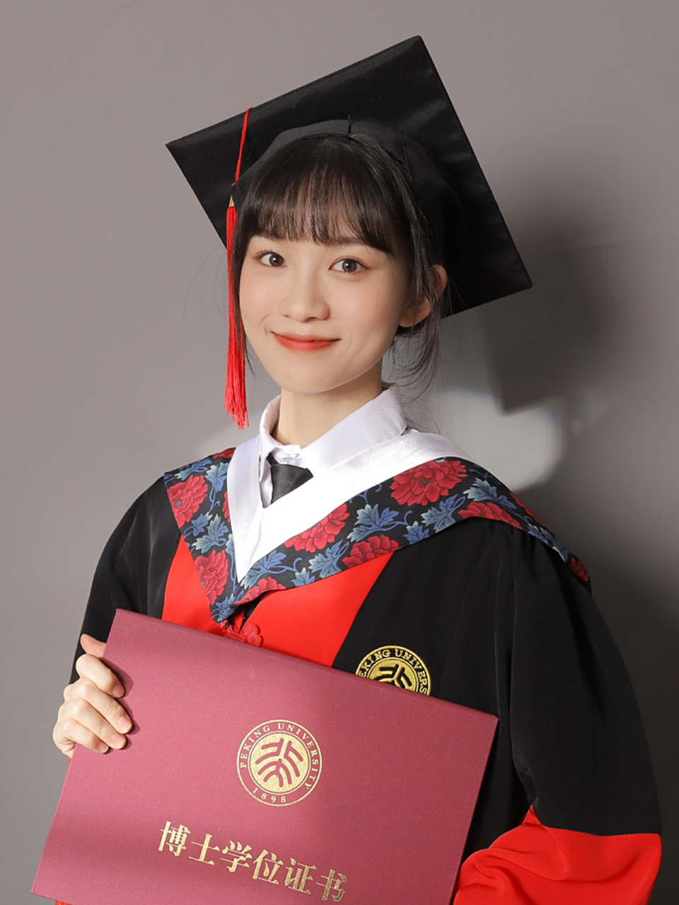 博士毕业3个月了,终于有时间去好好拍一组博士服的照片(红色博士服