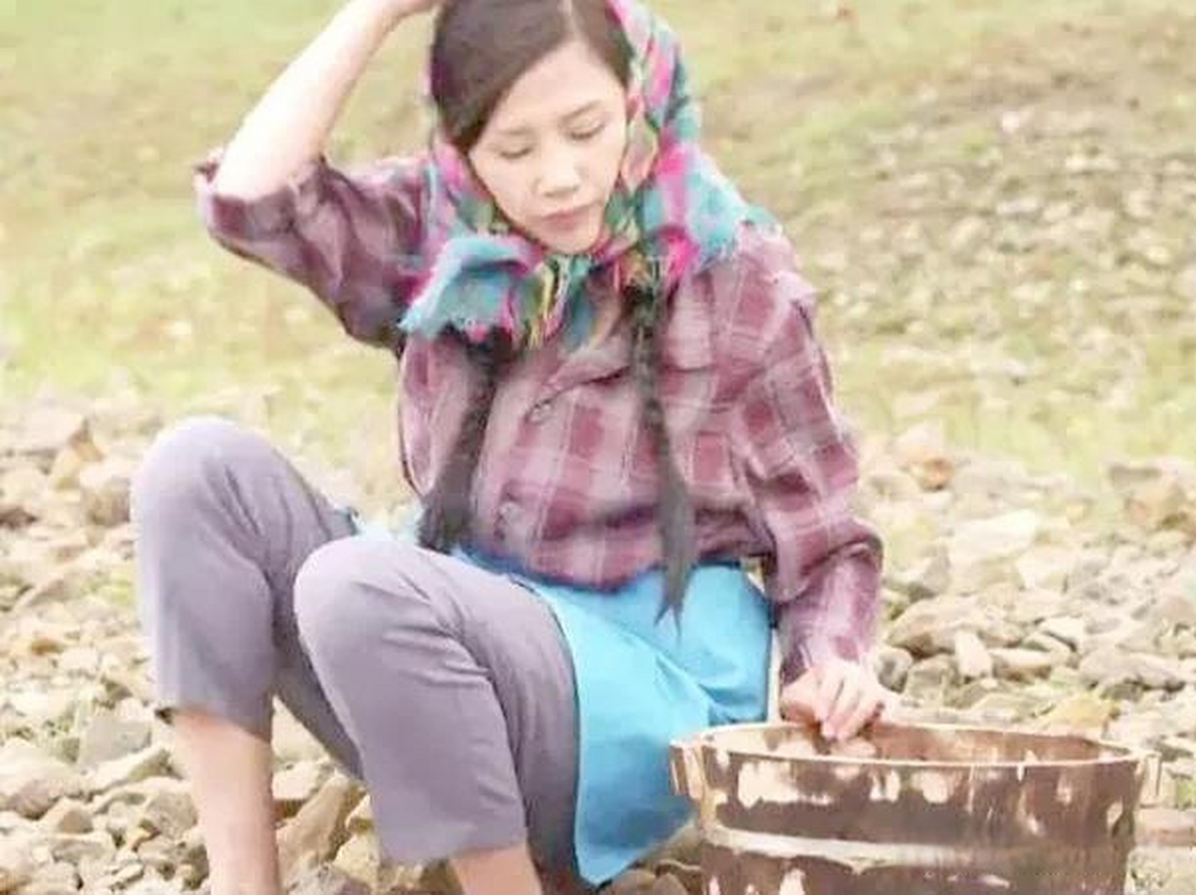 电影《系红裤带的女人》,一个留守在农村的女人是社会的一部分,也是