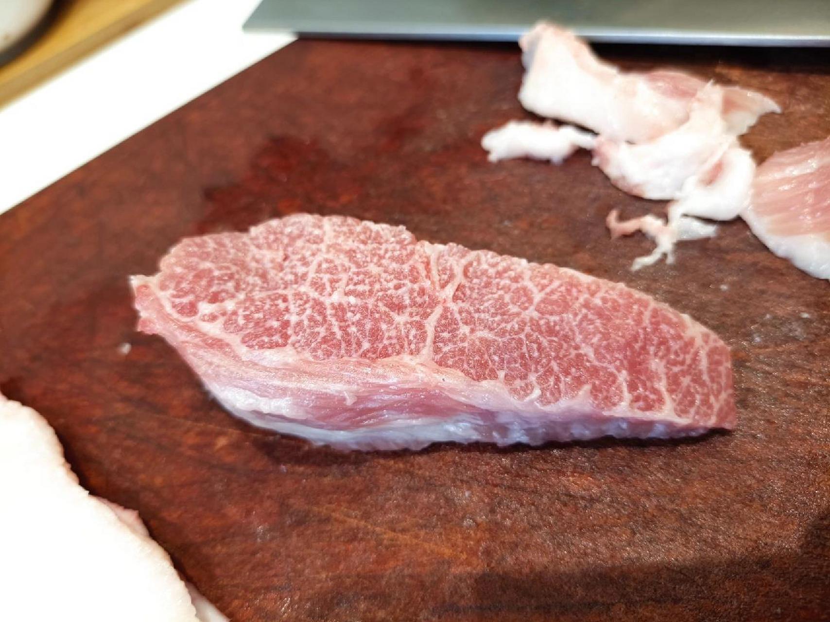 谁知道这块肉是猪身上的哪个部位? 雪花肉一样,这是哪个位置的呢?