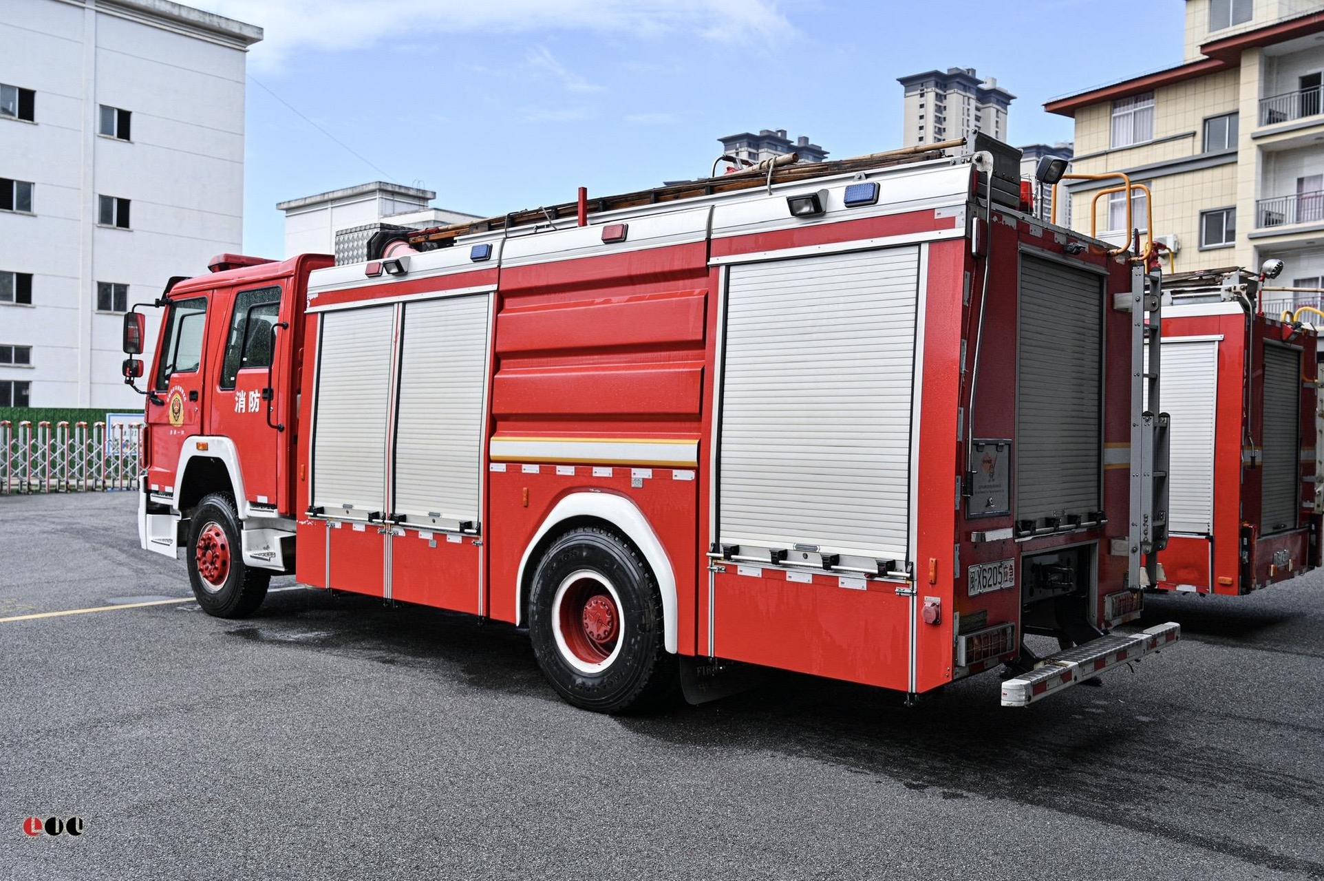 今天和我来看一看县级消防站的主战车,中卓时代sg80水罐消防车,采用