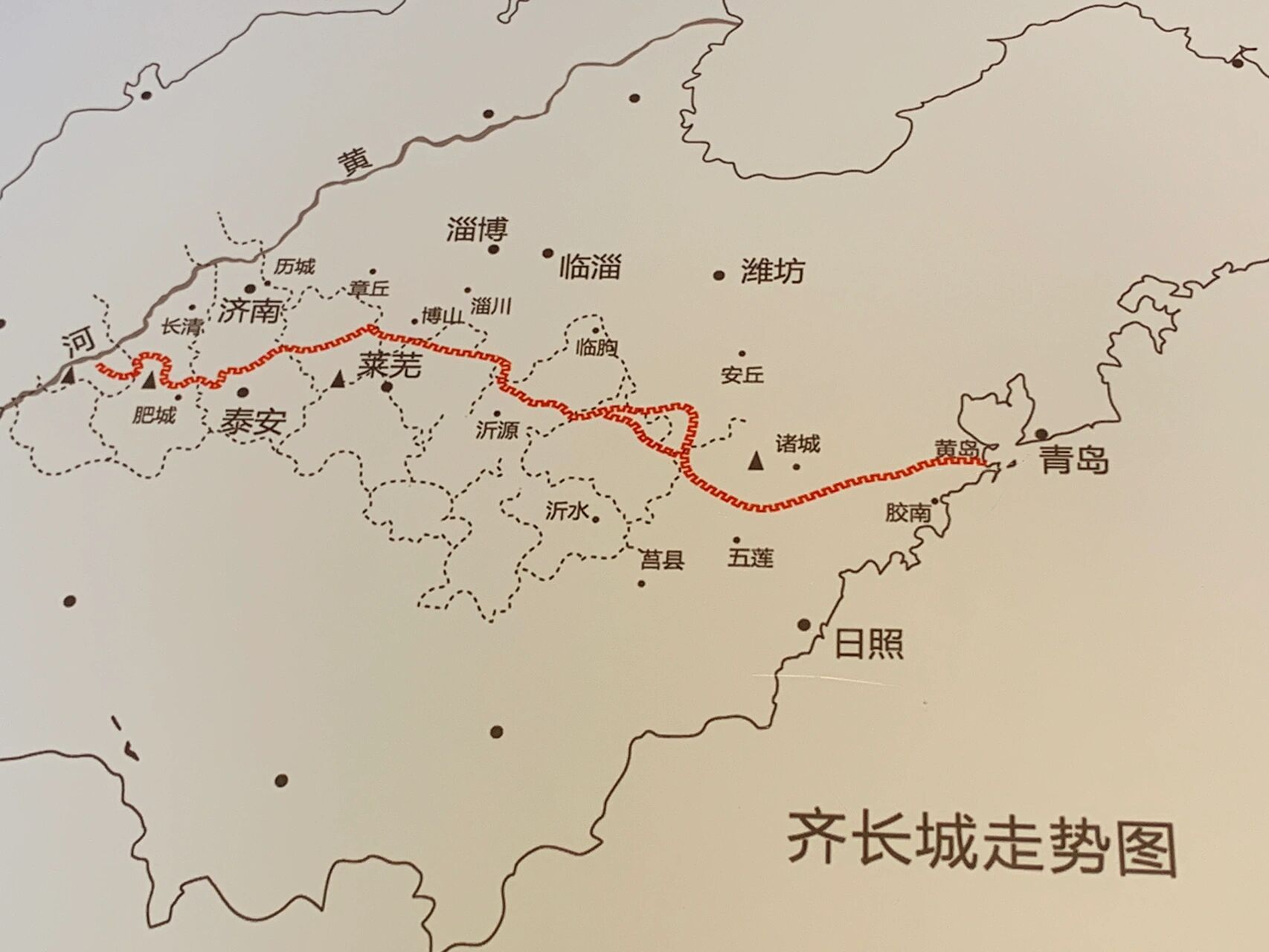 山东齐长城距今2600年是我国最早的古长城 齐长城始建于春秋时期,完成