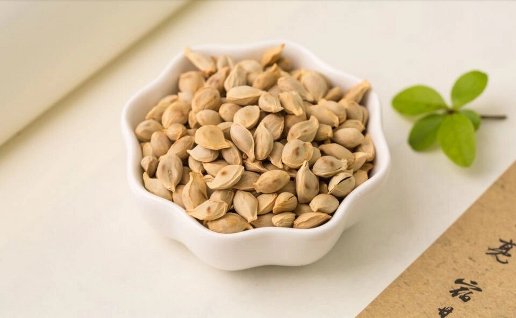 中药橘核 性味与归经:苦 平 归肝 肾经.