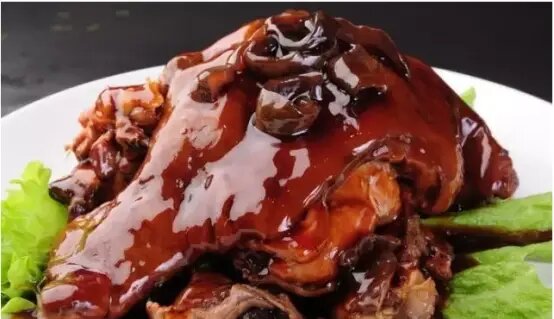 分享海参菜谱～海参扒肘子做法 材料 主料:水发海参600克,猪肘1500克