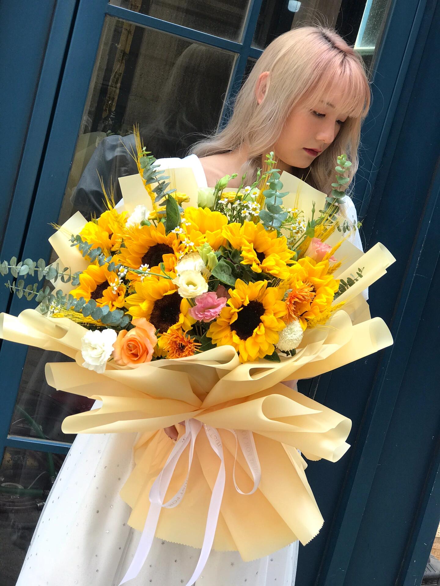 适合送开业的花束 向日葵大麦花束