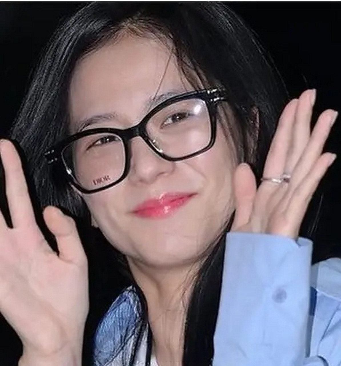 看金智秀最近一系列图,她真的是发腮了.