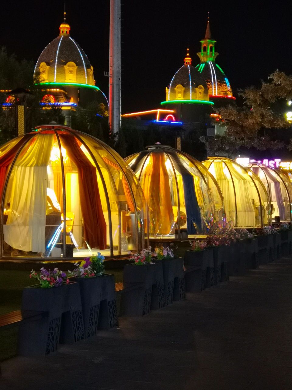 距离呼市市区大概半小时吧,晚上夜景很漂亮,各种网红小吃,恼包之眼坐