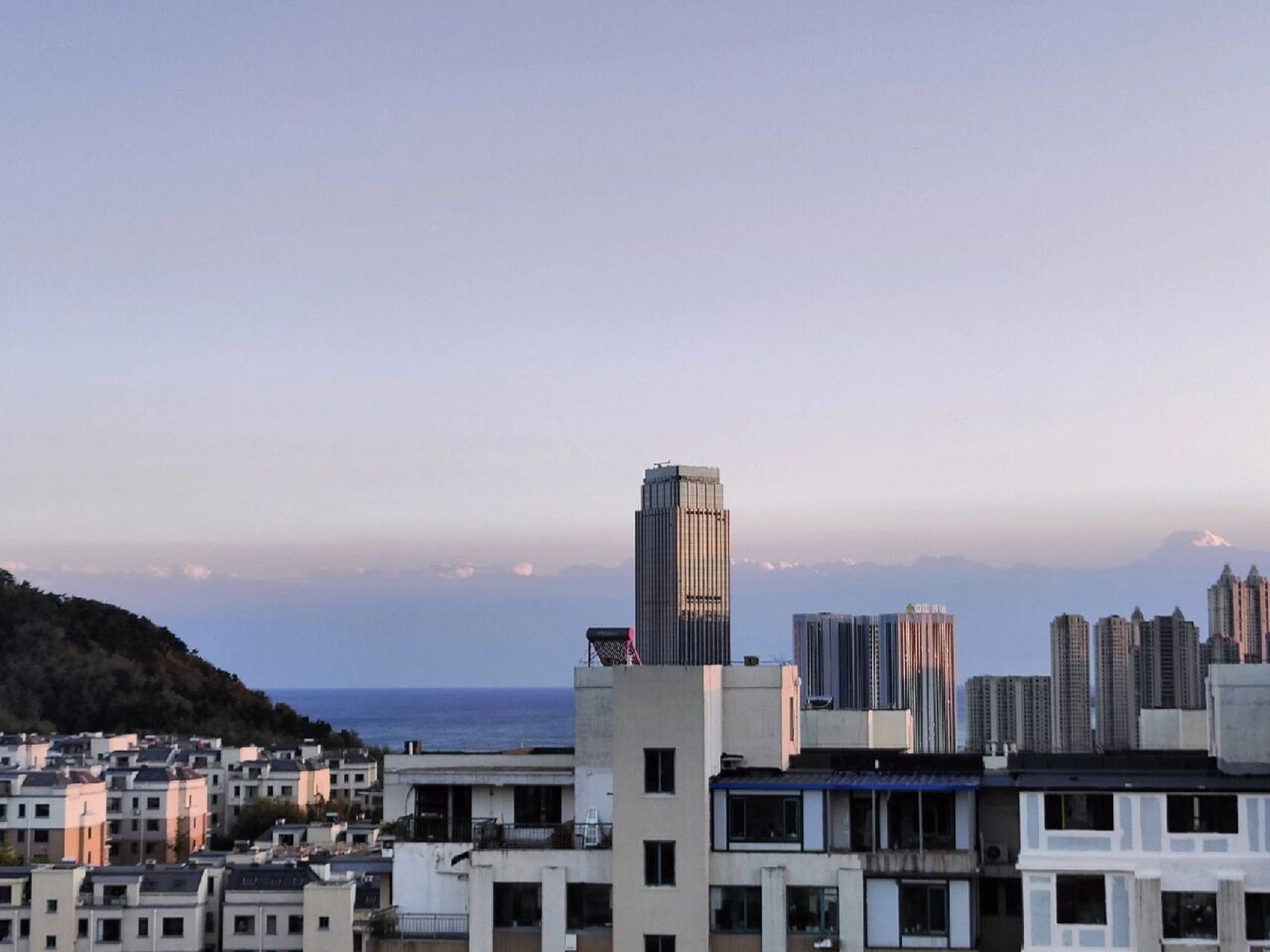 大连海洋大学女生公寓超美的景色 清晨第一缕阳光打在床上,去阳台一边