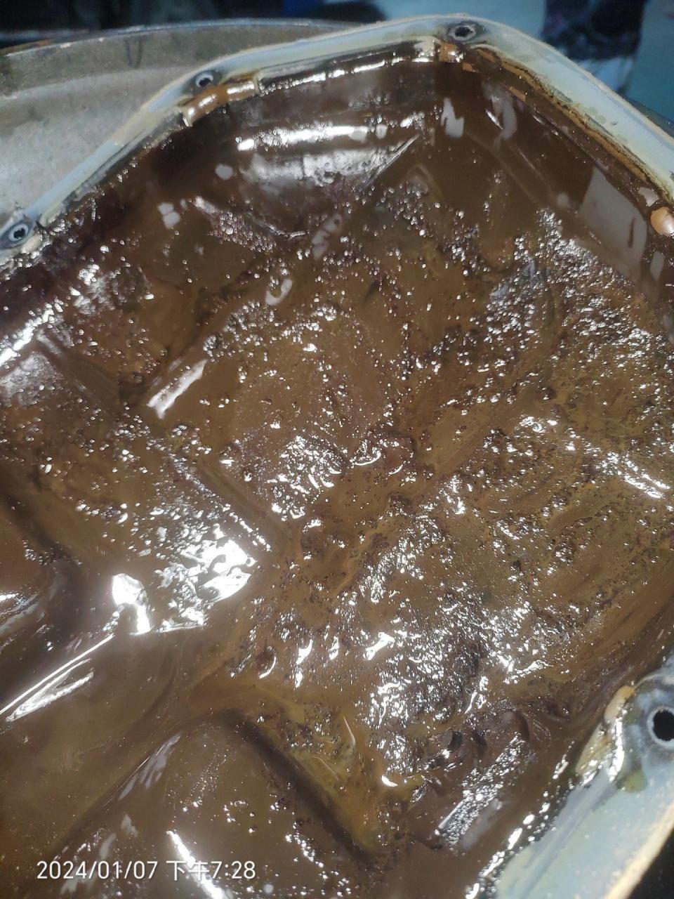 日产天籁前期加的机油不好产生了很多油泥积碳吸附在发动机内部,刚好