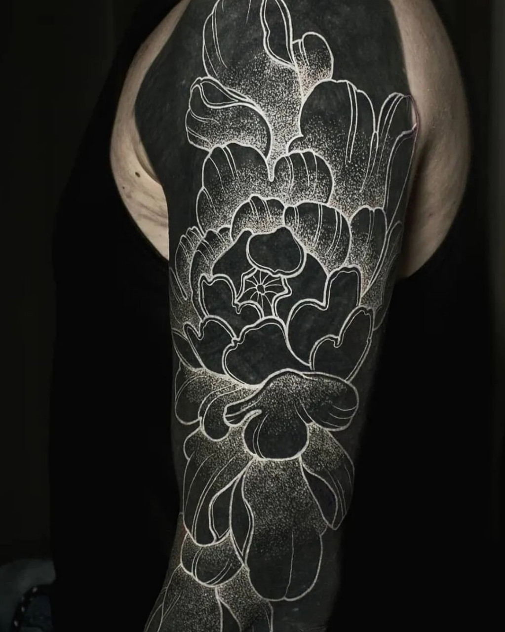 非黑即白,黑臂编 当一个旧纹身面积又大颜色又深难以修复的时候,刷黑