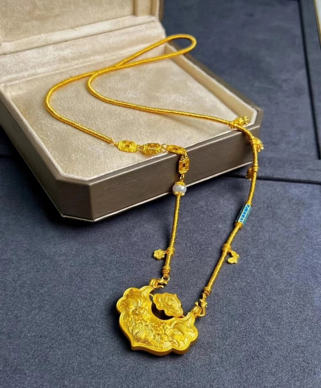 锦鲤锁包寓意富贵有鱼福气满满 #黄金吊坠