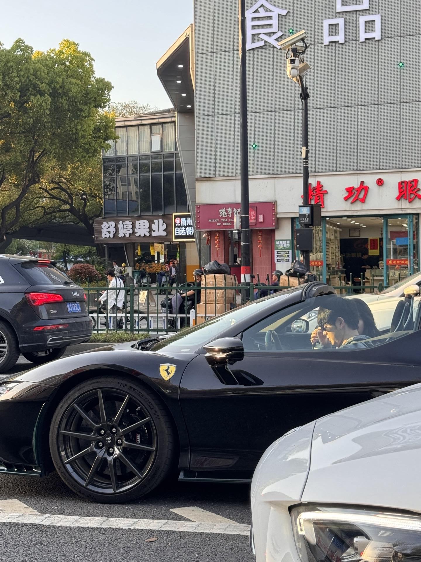 路上遇到个开法拉利的哥 一看好眼熟啊 这是不是童锦城?