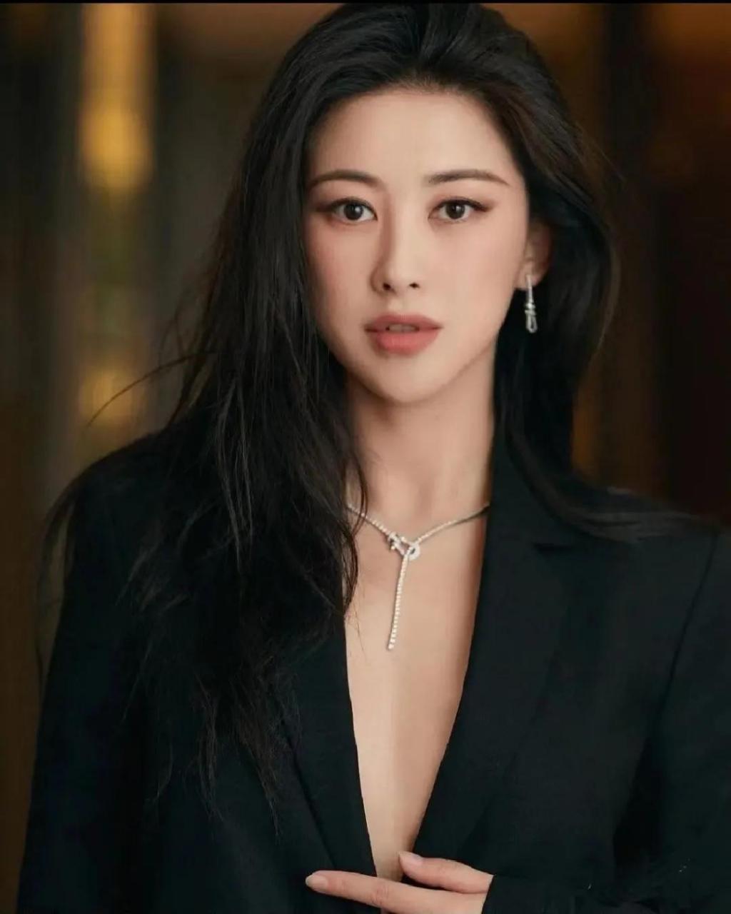 朱珠被誉为世界级美女之一,连续十年荣登"全球100张最美面孔"榜单