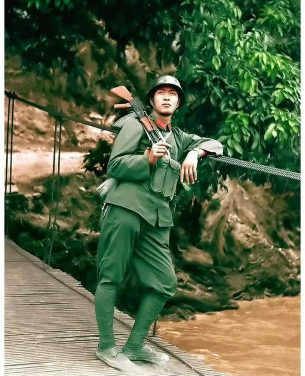这张照片是第14军40师118团8连排长任津平在南温河吊桥上的留念.