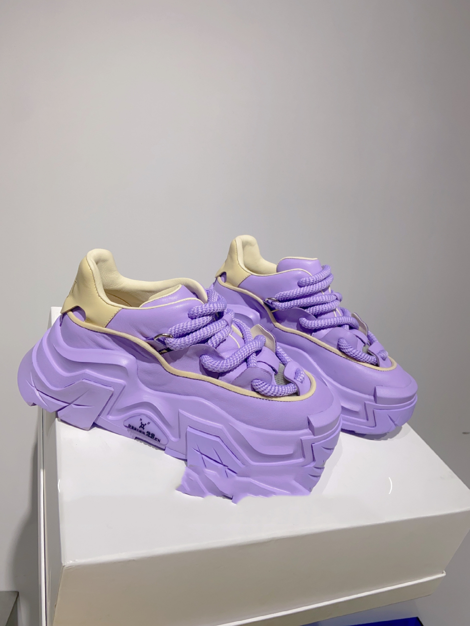 "紫"中意你 今年紫色太火了 这个流行趋势把整个颜色届压低一个层次