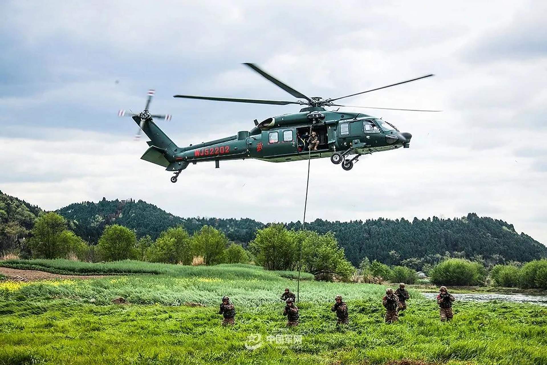 武警的直-20这个涂装真的是一言难尽,这是路边花200块钱找个大爷用红