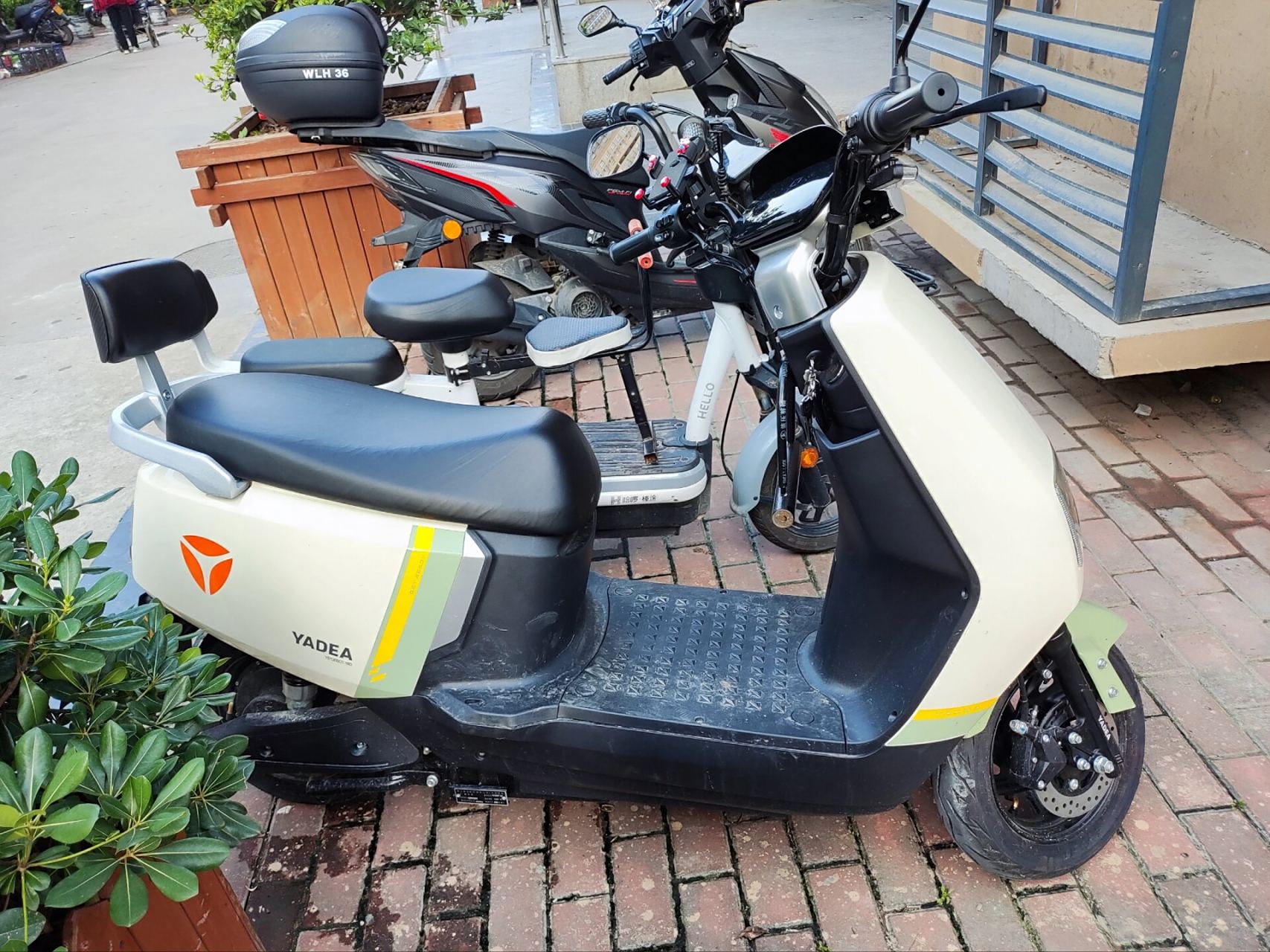 雅迪莱达充满电要几个小时啊 雅迪莱达72v20ah,铅酸电池,已经充了12