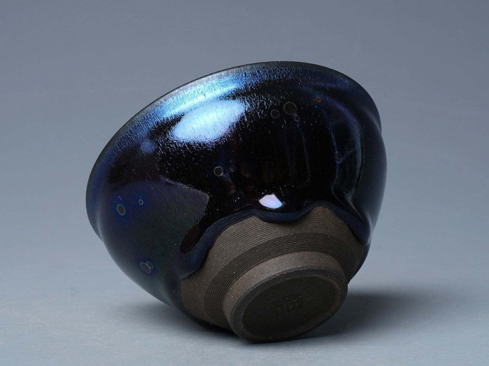 建盏釉色分类之曜变天目建盏,盏中宇宙 与"油滴"一样,"曜变"一词亦