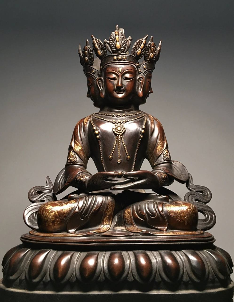 明 "大明永乐年施"款铜胎鎏金三面佛造像 明 "大明永乐年施"款铜胎