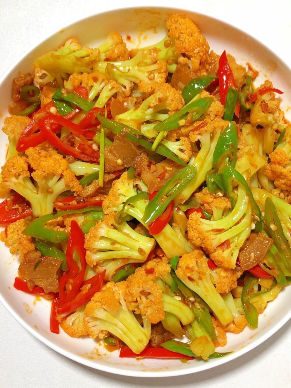 今天分享的是一道家常干锅花菜,做法都是很简单的 02食材准备:花菜