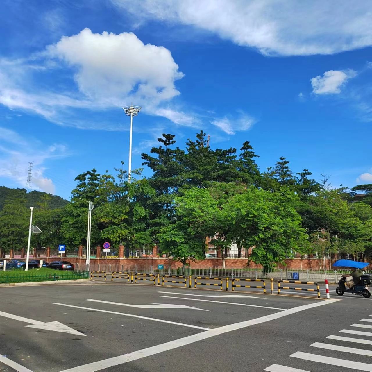 东莞市凤岗镇华侨中学 在东莞市凤岗镇的朋友们,上初中一定要考虑一下