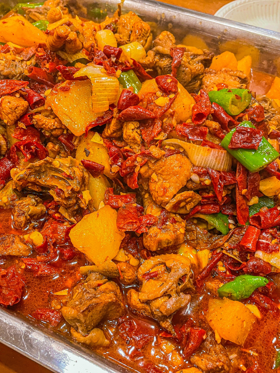 店里生意超好!饭点儿没一会就坐满人了 他家还是用铁盘装的大盘鸡!