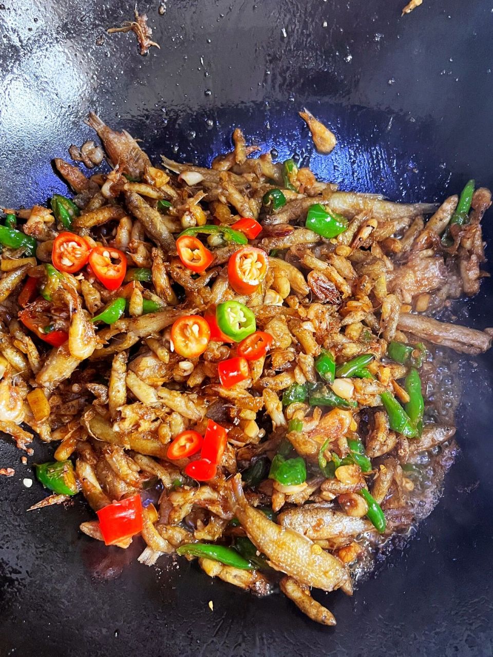 江西菜辣椒炒小鱼仔,香辣酥脆,做法简单 09所需食材:小鱼仔,生姜