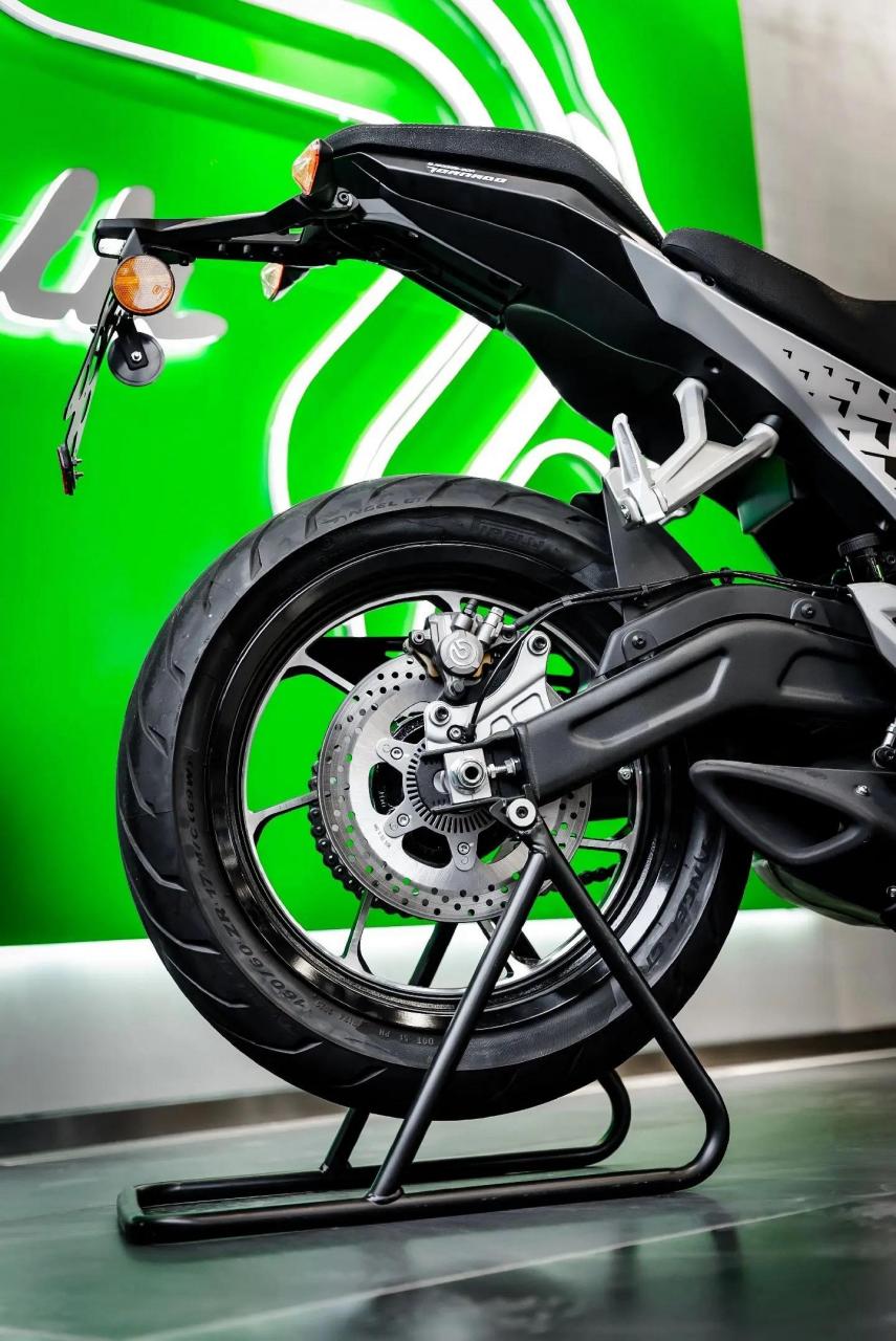 贝纳利龙卷风552r.