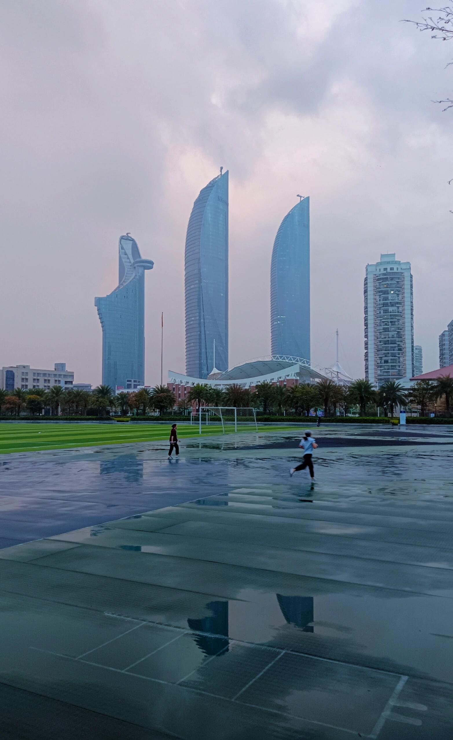 厦门双子塔 厦门世茂海峡大厦是一座"双子塔",封顶时是厦门市第一高楼