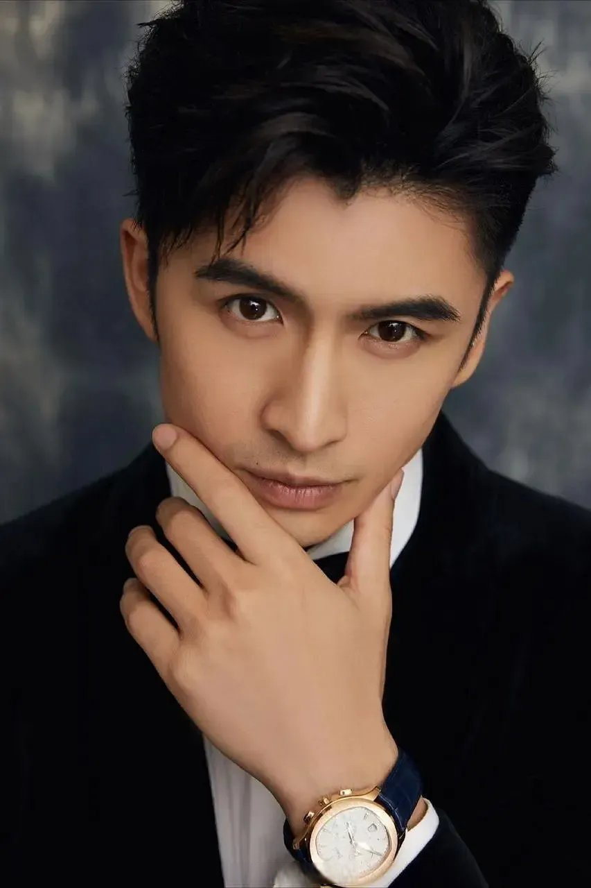 近日,钟楚曦,张云龙的新剧《最遥远的距离》定档10月26日,曝光了新