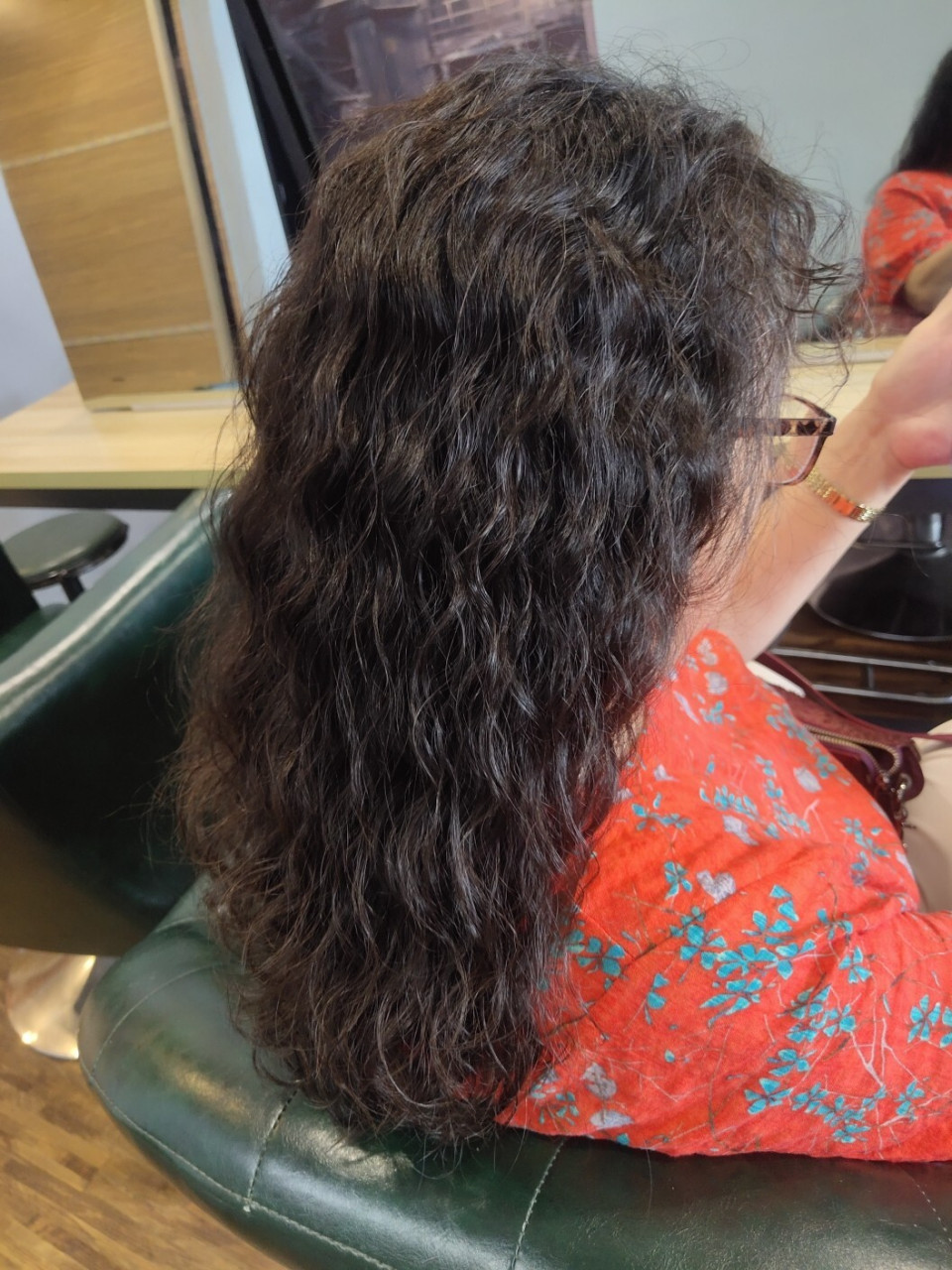 冷烫:需要发质从未烫过的健康头发或者男士烫发,女士超短烫蓬松效果