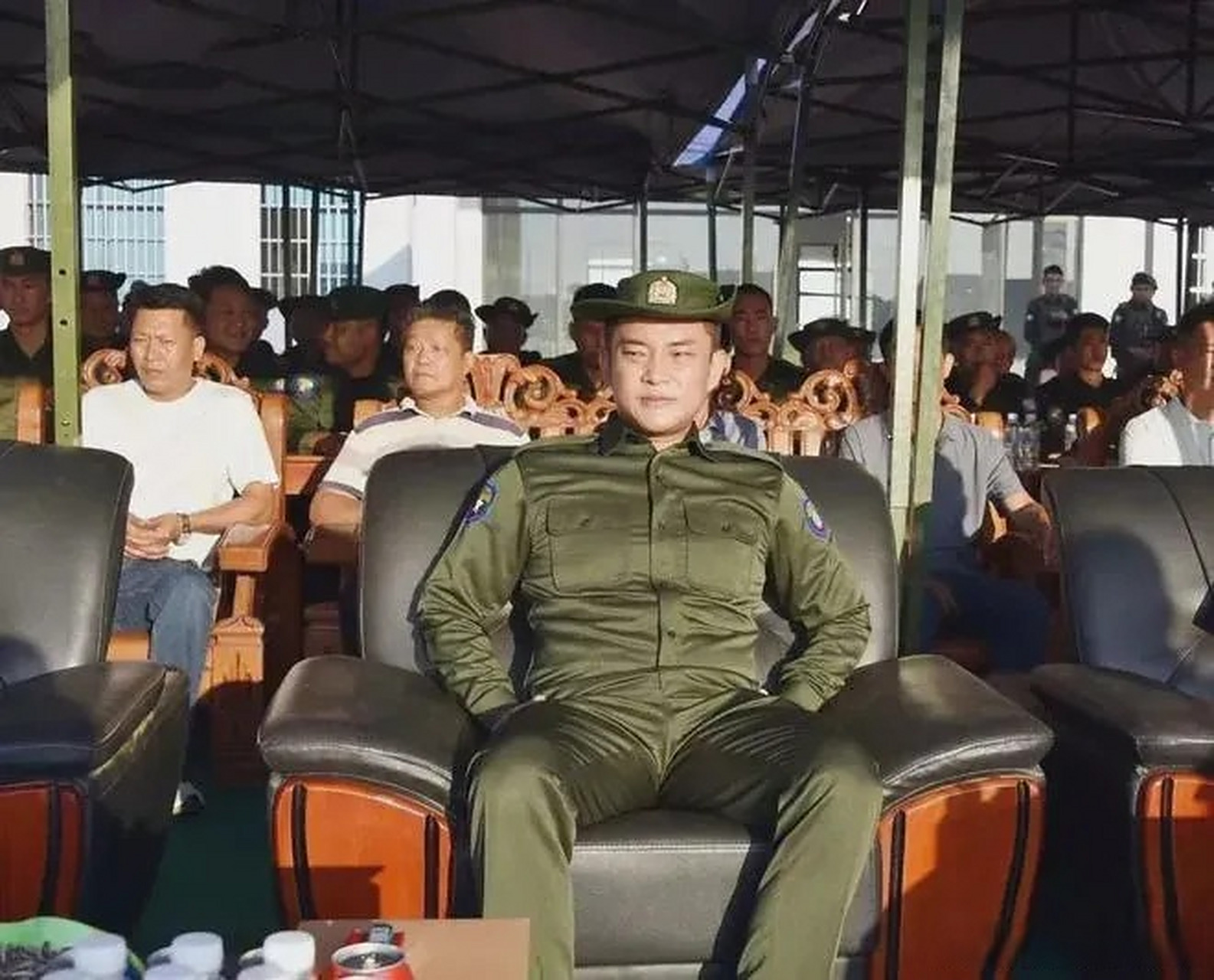 照片中的这位年轻男子,名叫白应苍,出生于1992年,是缅甸果敢同盟军前