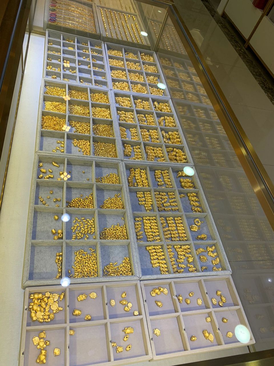 重庆的水贝黄金珠宝批发市场在这里哦 市面上所有在售的款式都有哦