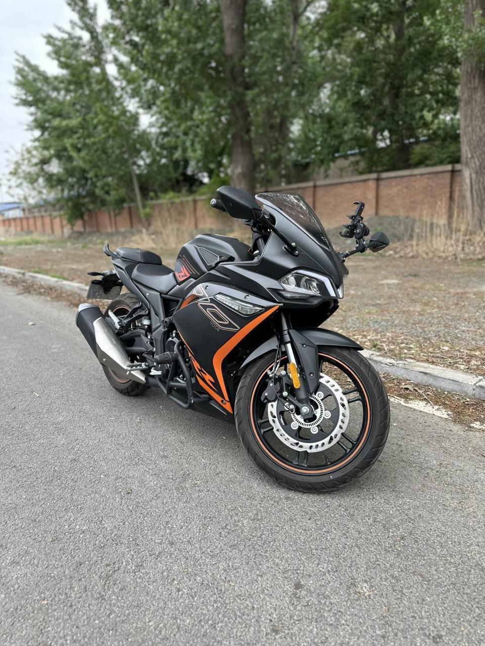 摩托车 仿赛 新到2022年无极300rr 实表4600公里 加装护杠 手机支架