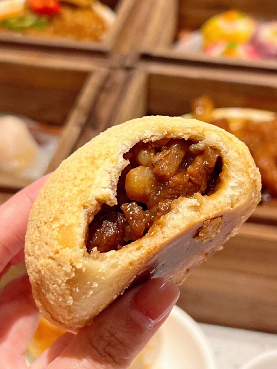 这家酥皮叉烧包是吃过一次念念不忘的程度 刚上来的时候热乎乎的,拿在