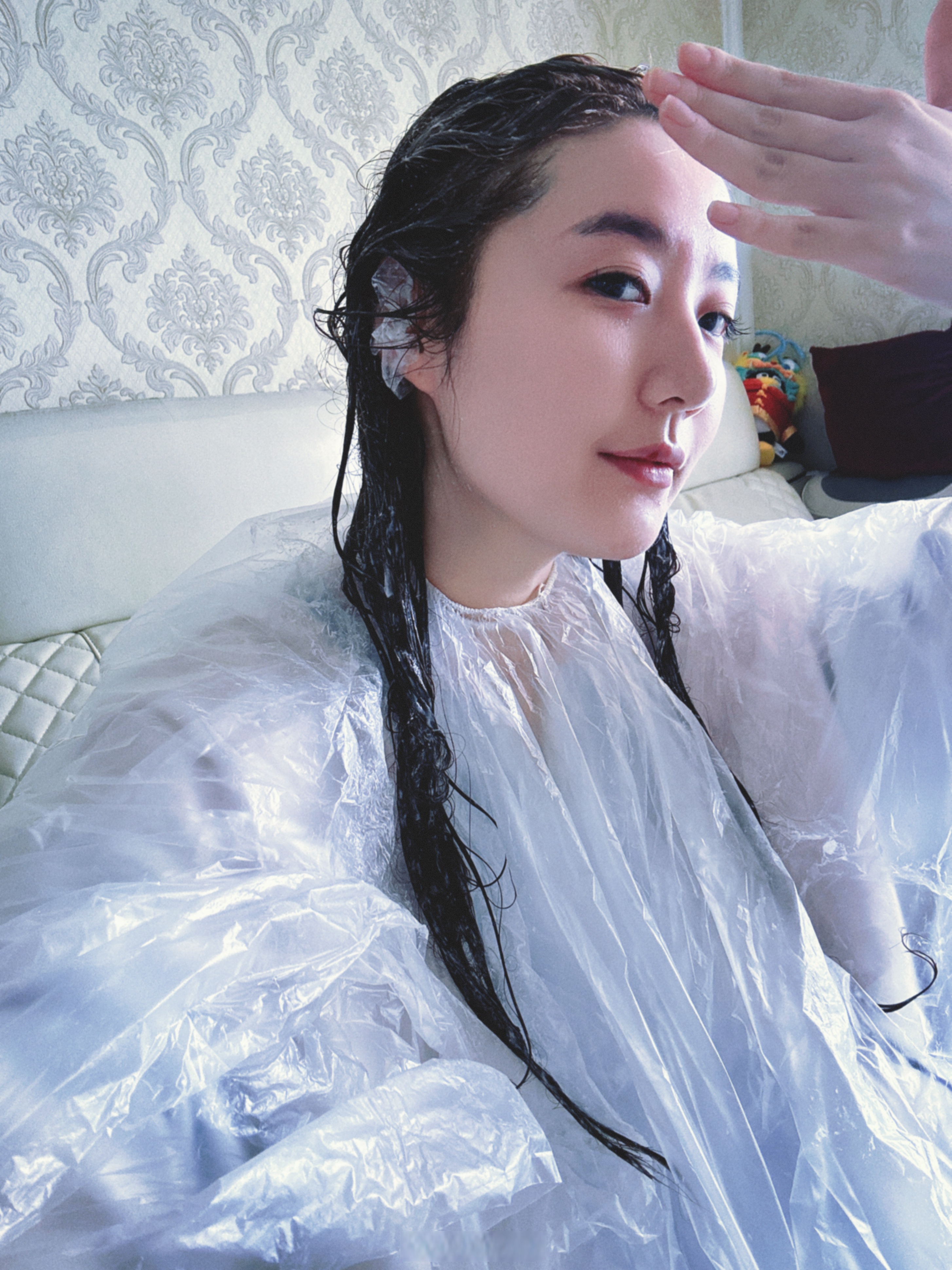 头发  本来买的是金色染发膏,结果底下成了红棕色,头顶成了浅栗色意想
