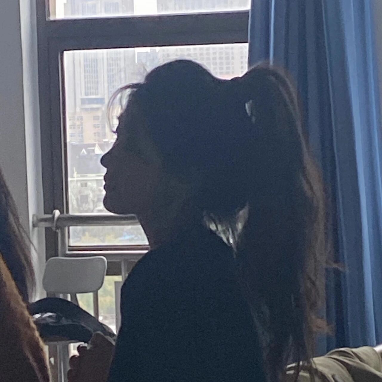 隔壁班的女同学 集训的时候老师偷拍的,高马尾侧面好像挺好看!