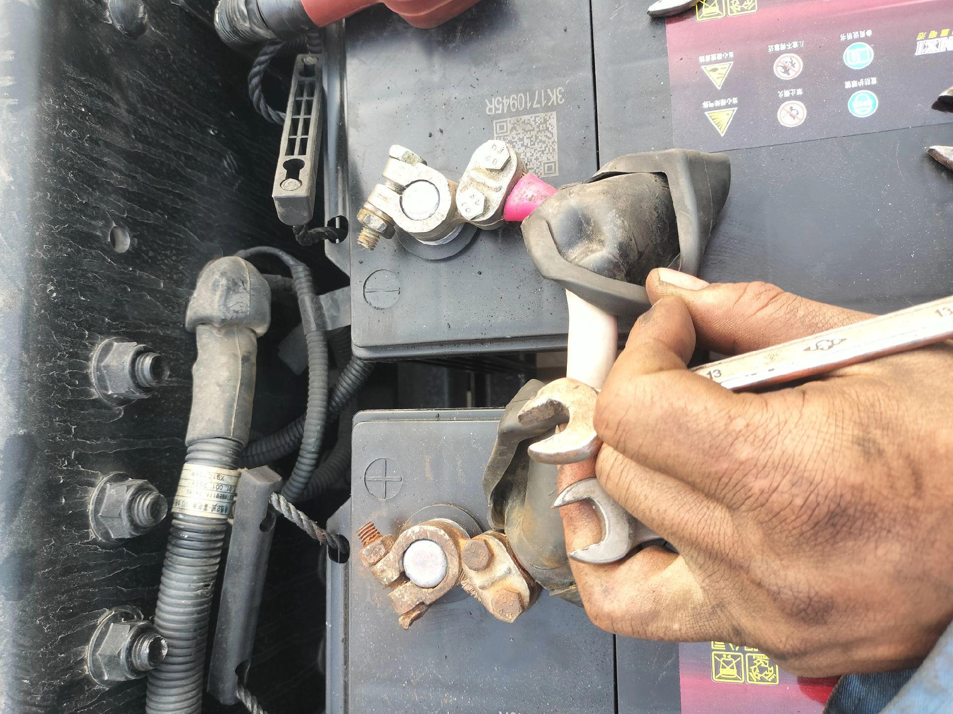 电瓶桩头卡子腐蚀,活动,虚接,打火偶发不启动,可以更换电瓶桩头卡子