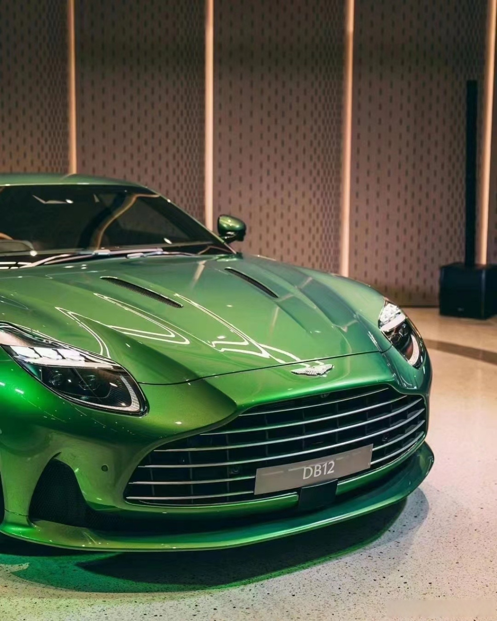 豪车超跑#阿斯顿马丁db12,最好看的颜色,个人感觉….