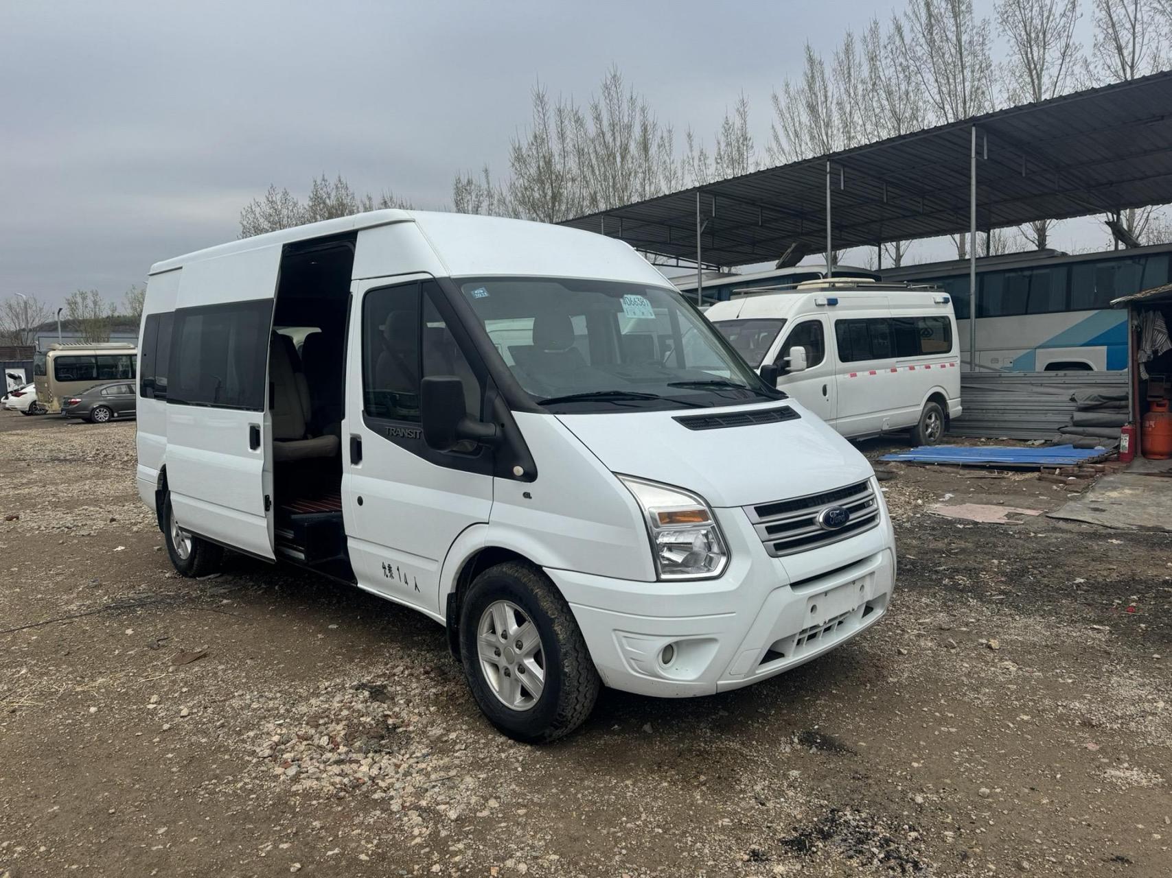 2015年福特非营运全顺新时代14座,v348路虎,国五柴油2.