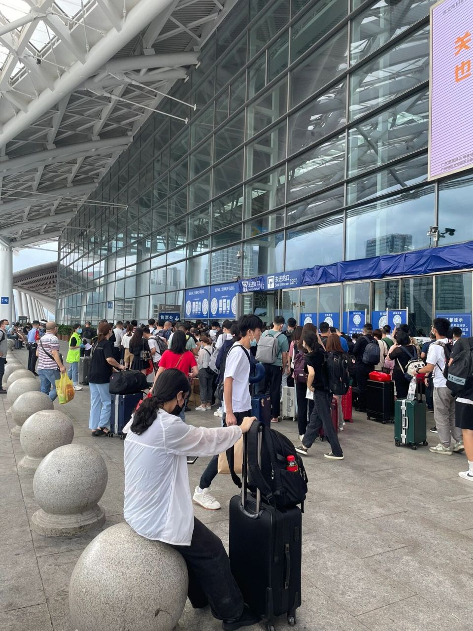 国庆广州南站出行的姐妹提前半小时进站!
